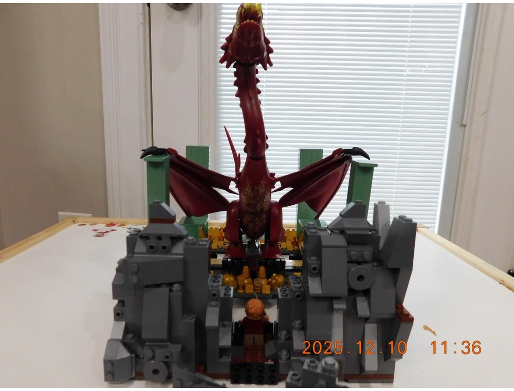LEGO MOC-243768 Smaug Book Nook by Brickmancer | Rebrickable - Build ...