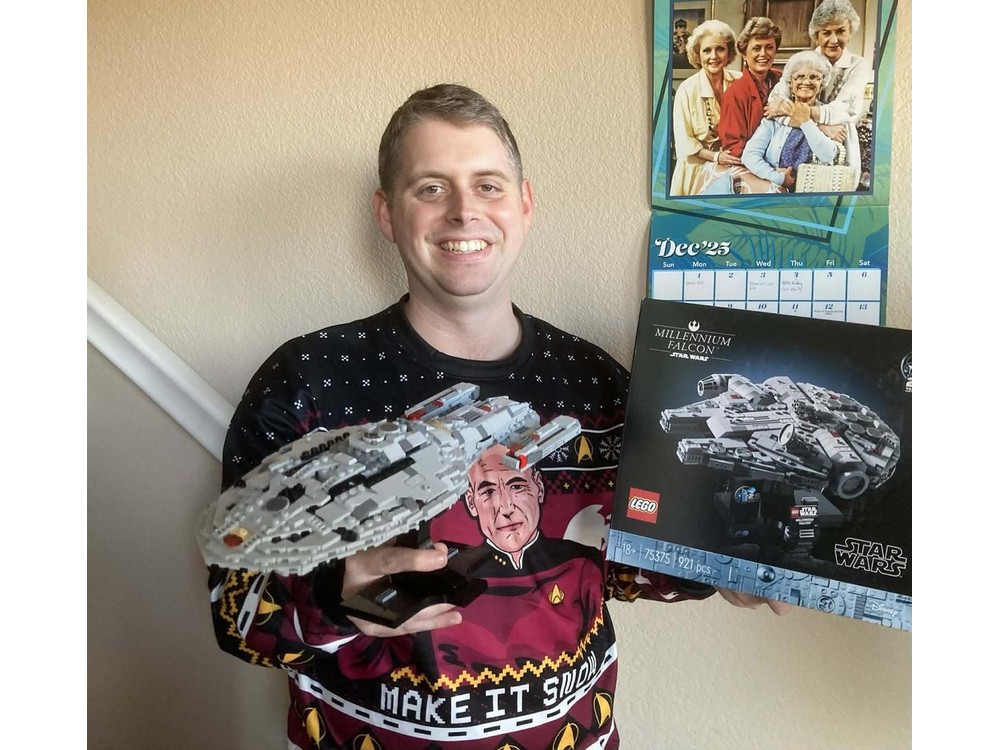 LEGO MOC USS Voyager NCC-74656 Midi-Scale by CreationCaravan (Brad