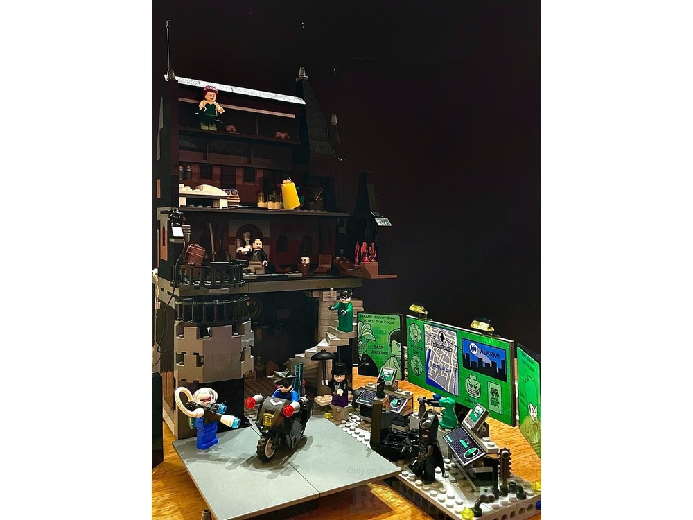 LEGO MOC-251864 The Wayne Manor and Bat-Cave (2006 Alternate Build of ...