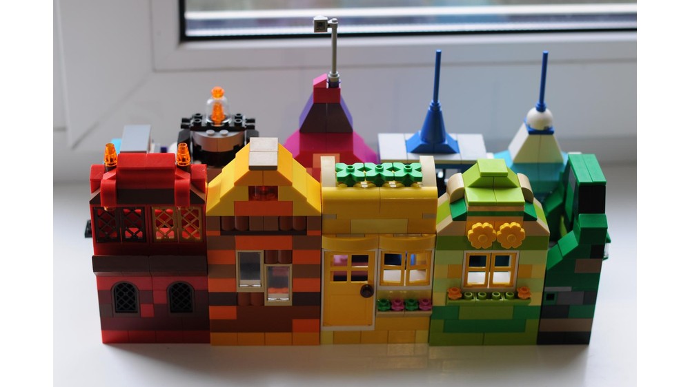 LEGO MOC-43338 10698 Rainbow houses 1-5 (red-green) p1 by Lenarex