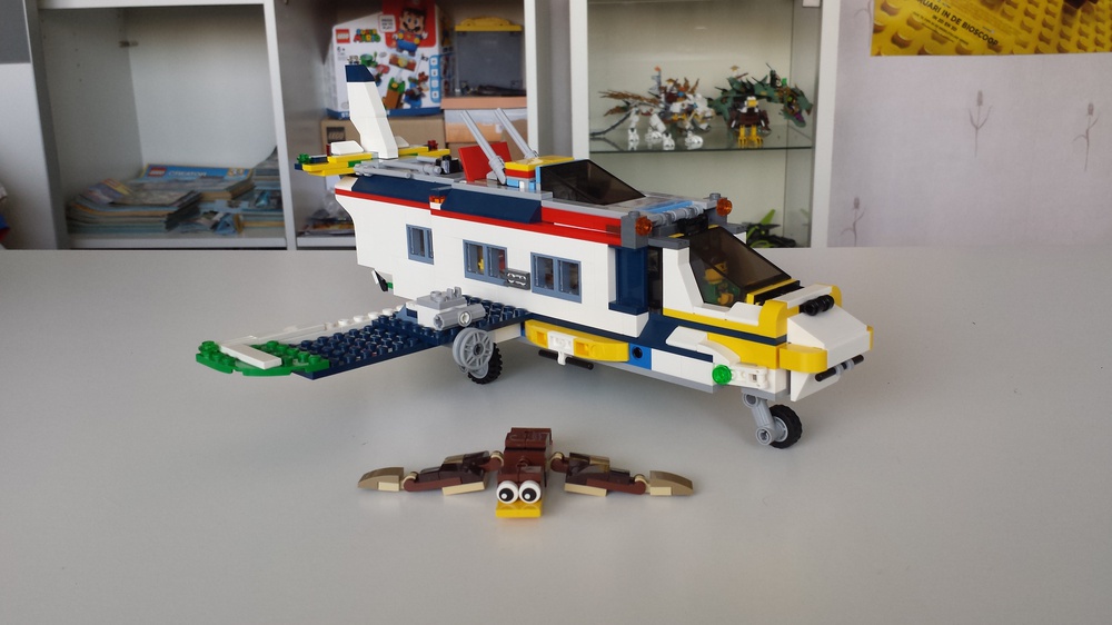 LEGO MOC 31052 alt. 4th model: Holiday plane home! by Fikouʹs customs | Rebrickable Build with LEGO