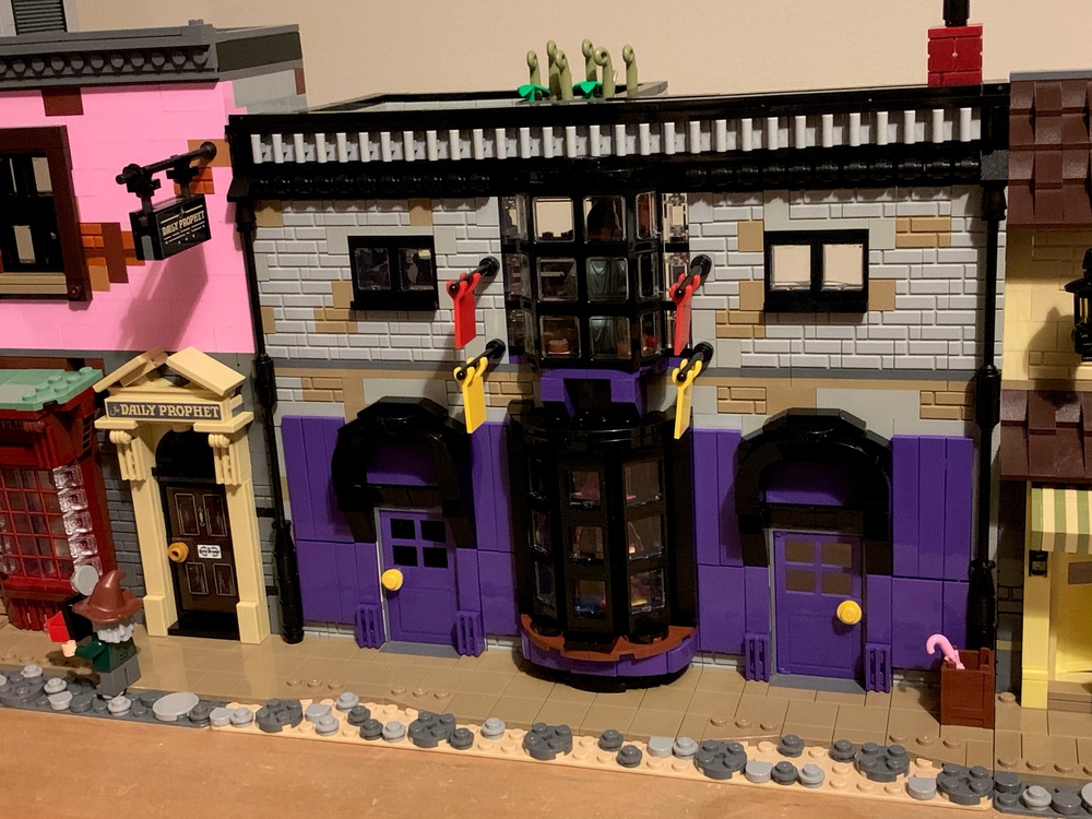 illoyalitet hovedlandet Akvarium LEGO MOC Madame Malkin's Robes for All Occasions - Diagon Alley by David  Wiseman | Rebrickable - Build with LEGO