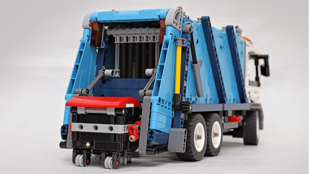 LEGO MOC-77062 Garbage Truck upgradable with Power Functions by