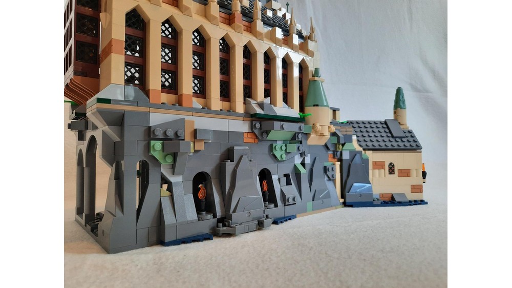 LEGO MOC 76389 as basement/cliffs for 75954 Great Hall (Footprint