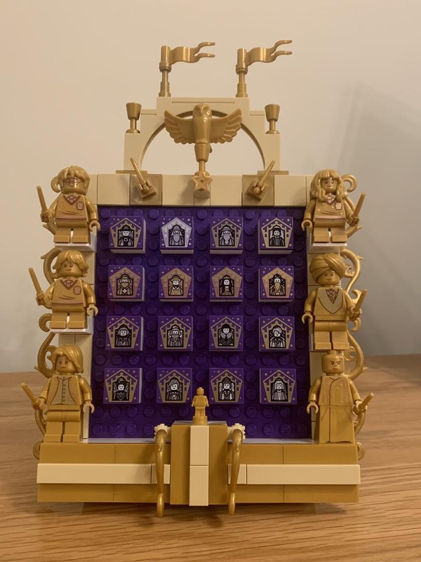 ちょこページ LEGO MOC Chocolate frog wizard card and gold minifig display by