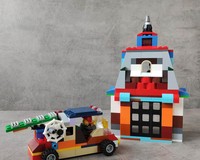 10696 FIRE STATION (moving doors) and FIRE TRUCK for figs (moc)