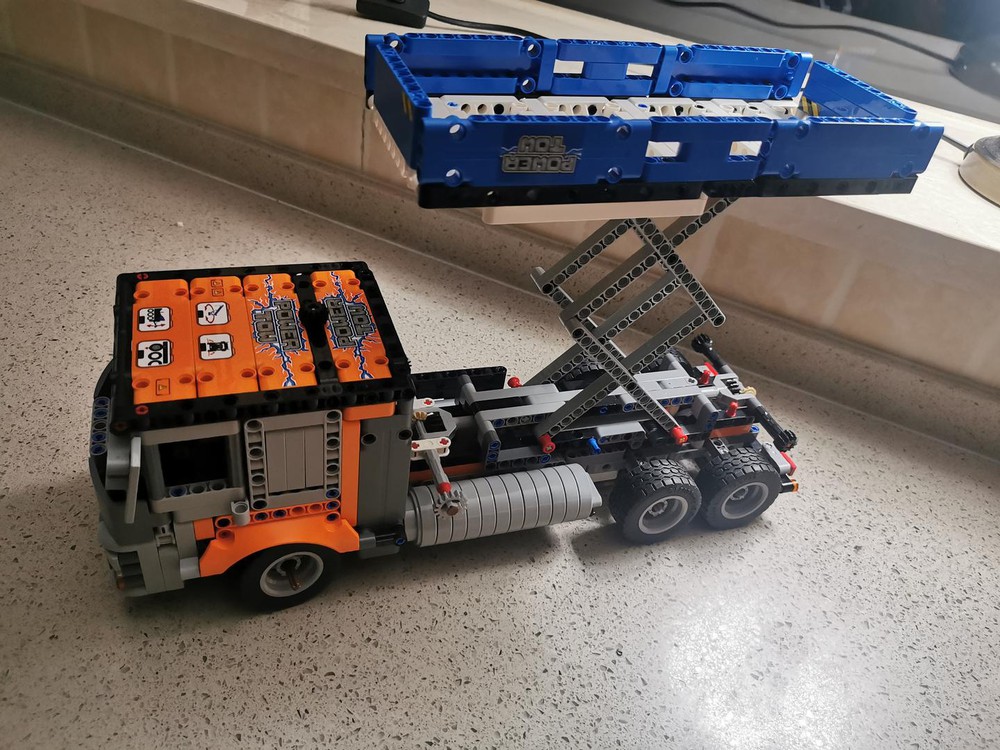 LEGO MOC Scissors Lift Truck by legoRookie2021 Rebrickable - LEGO
