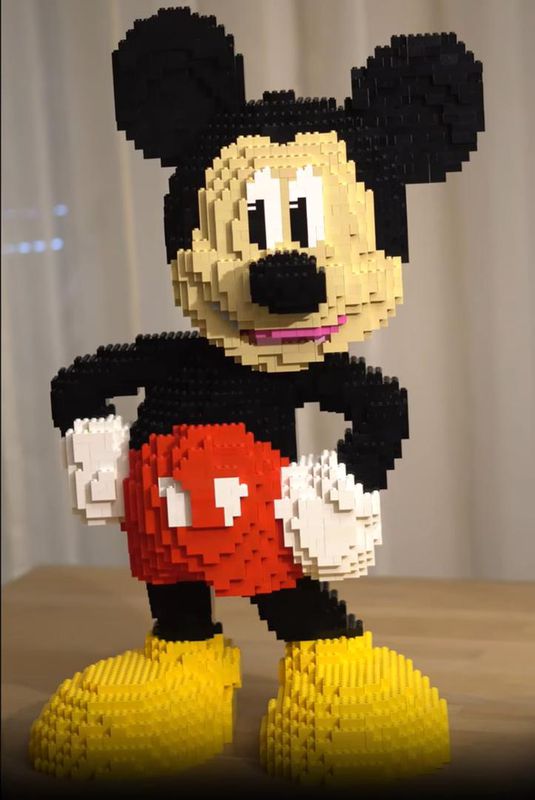 Særlig Wardian sag grundigt LEGO MOC Mickey Mouse Sculpture by Wilmottslego | Rebrickable - Build with  LEGO