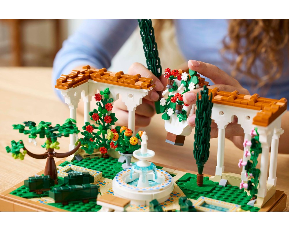 LEGO Set 10359-1 Fountain Garden (2025 Icons) | Rebrickable - Build ...
