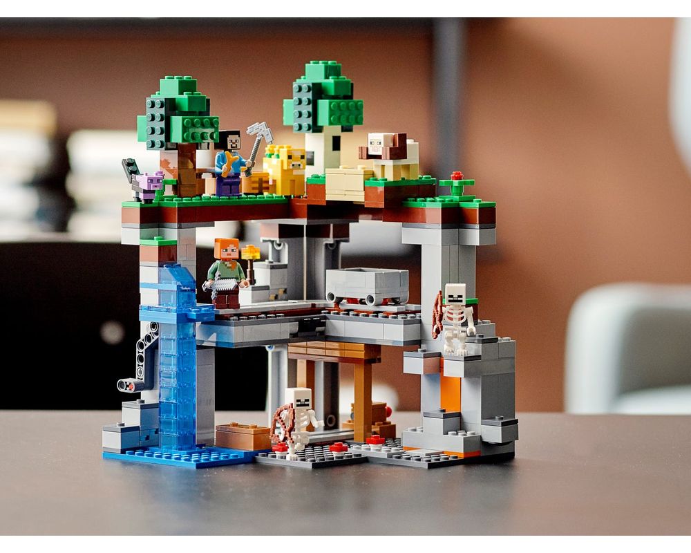 foursci on X: LEGO unveiled a $200 Minecraft set this morning - imagine a  ROBLOX one like this!  / X
