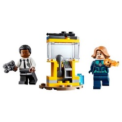 Captain Marvel and Nick Fury, zdjęcie 1