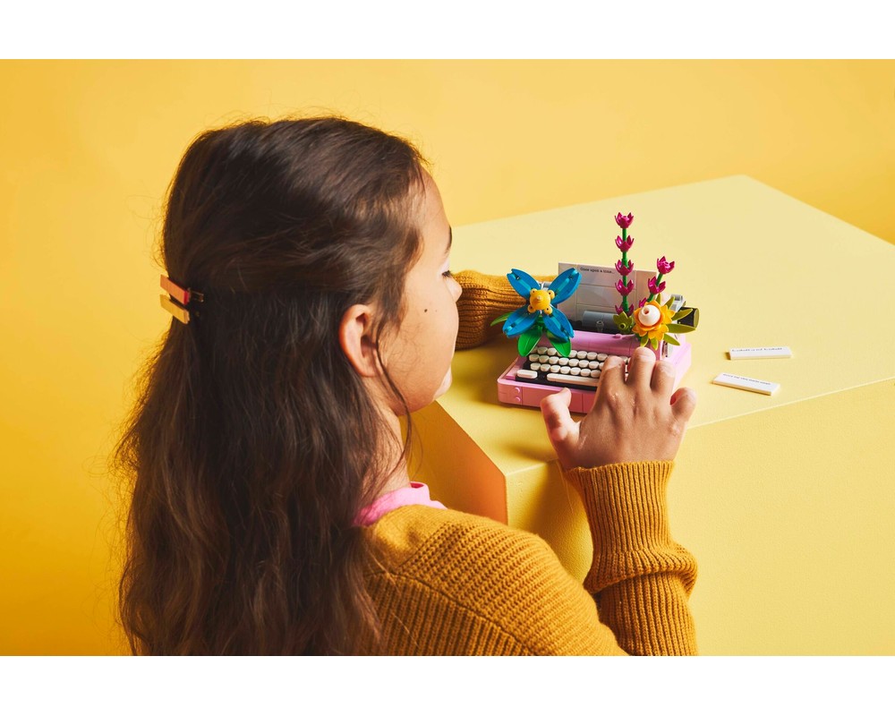 LEGO Set 31169-1 Typewriter with Flowers (2025 Creator > Creator 3-in-1 ...
