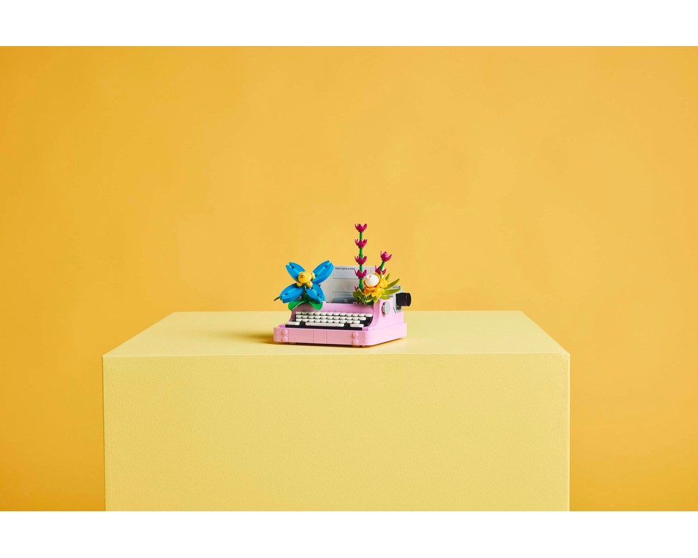 LEGO Set 31169-1 Typewriter with Flowers (2025 Creator > Creator 3-in-1 ...