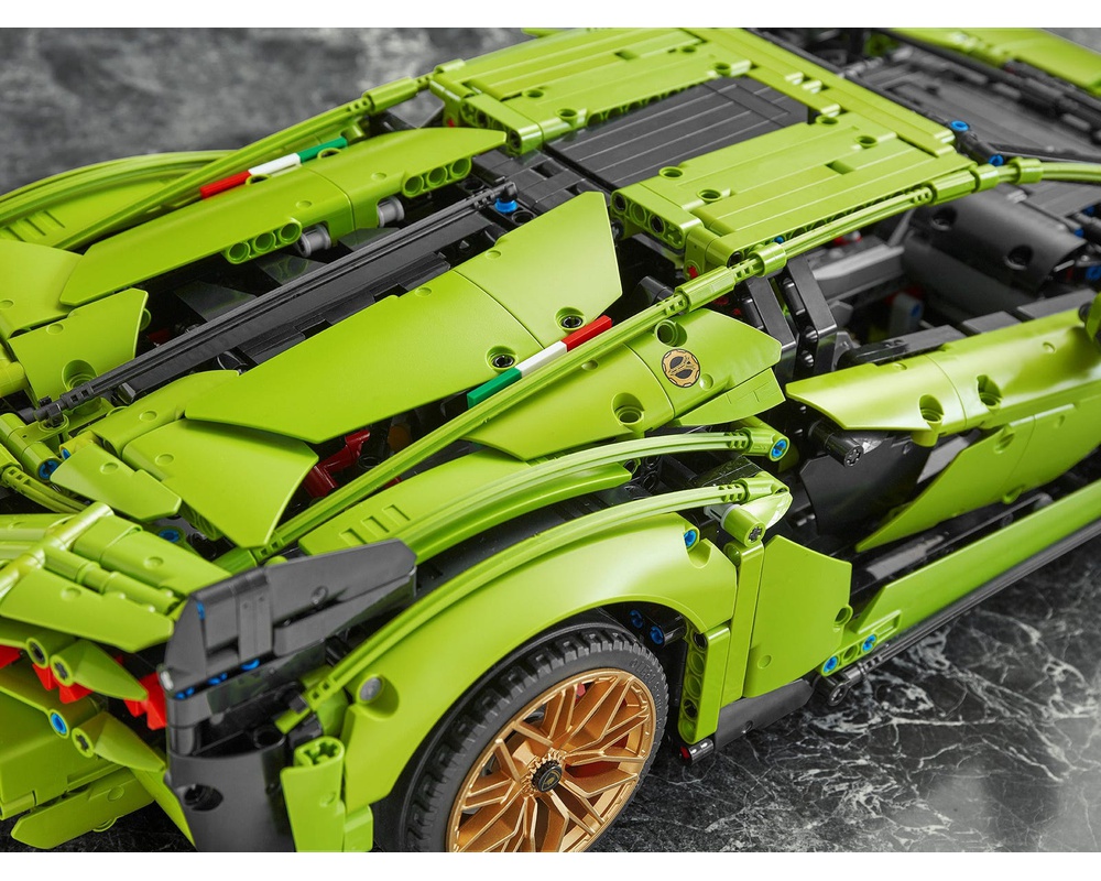 The LEGO Technic 42115 Lamborghini Sián FKP 37 rolls in: the good