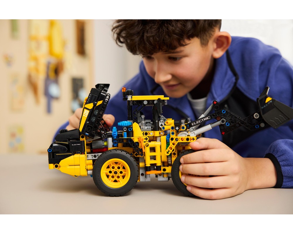 LEGO Set 42209-1 Volvo L120 Electric Wheel Loader (2025 Technic ...