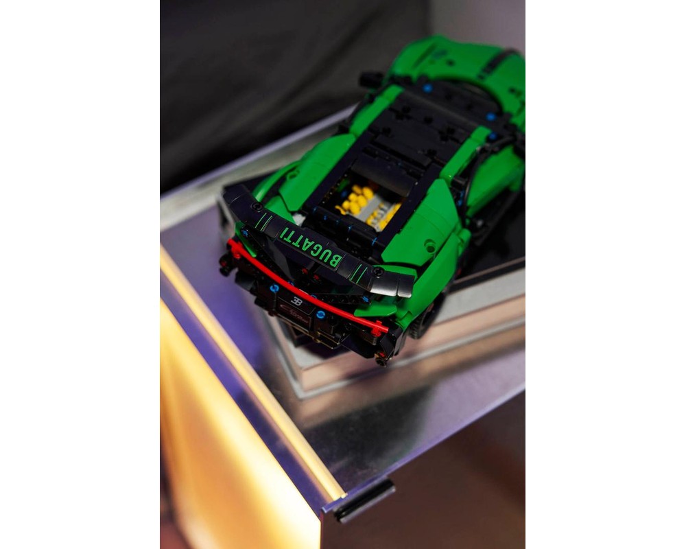 LEGO Set 42241-1 Green Bugatti Chiron Pur Sport Hypercar (2026 Technic ...