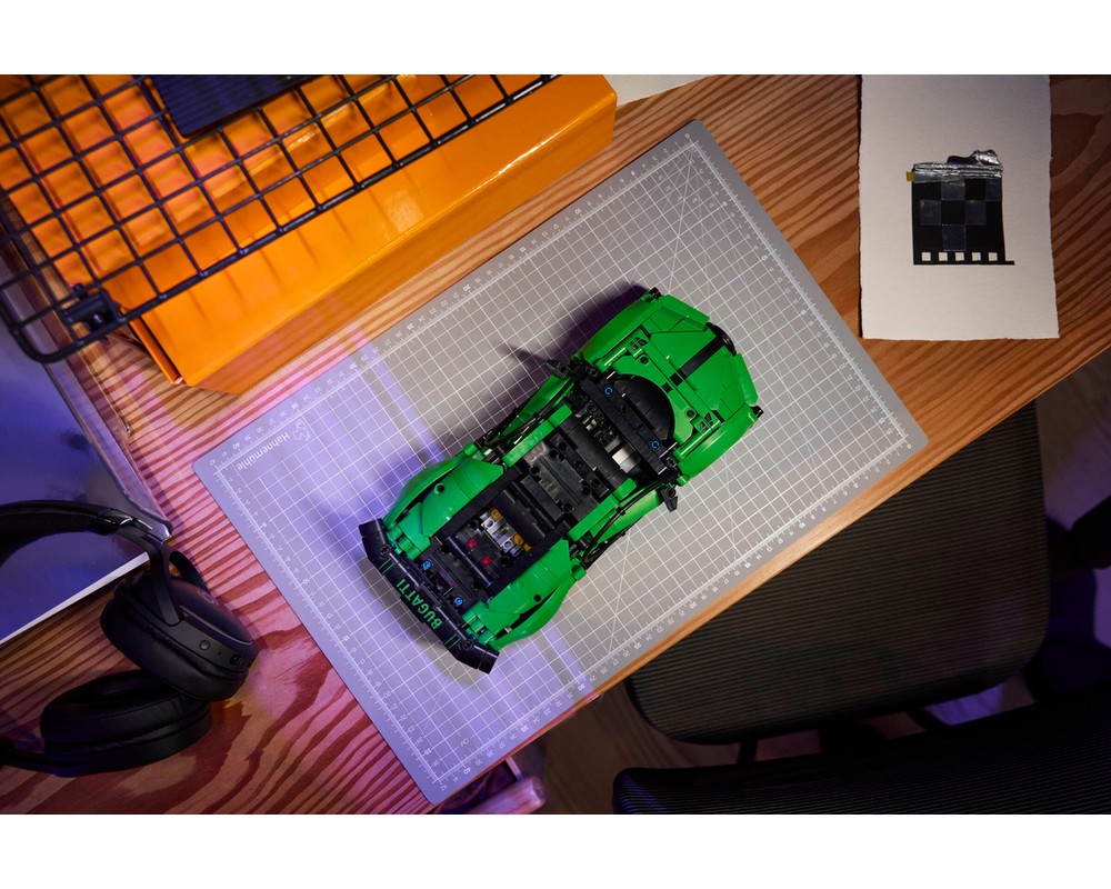 LEGO Set 42241-1 Green Bugatti Chiron Pur Sport Hypercar (2026 Technic ...