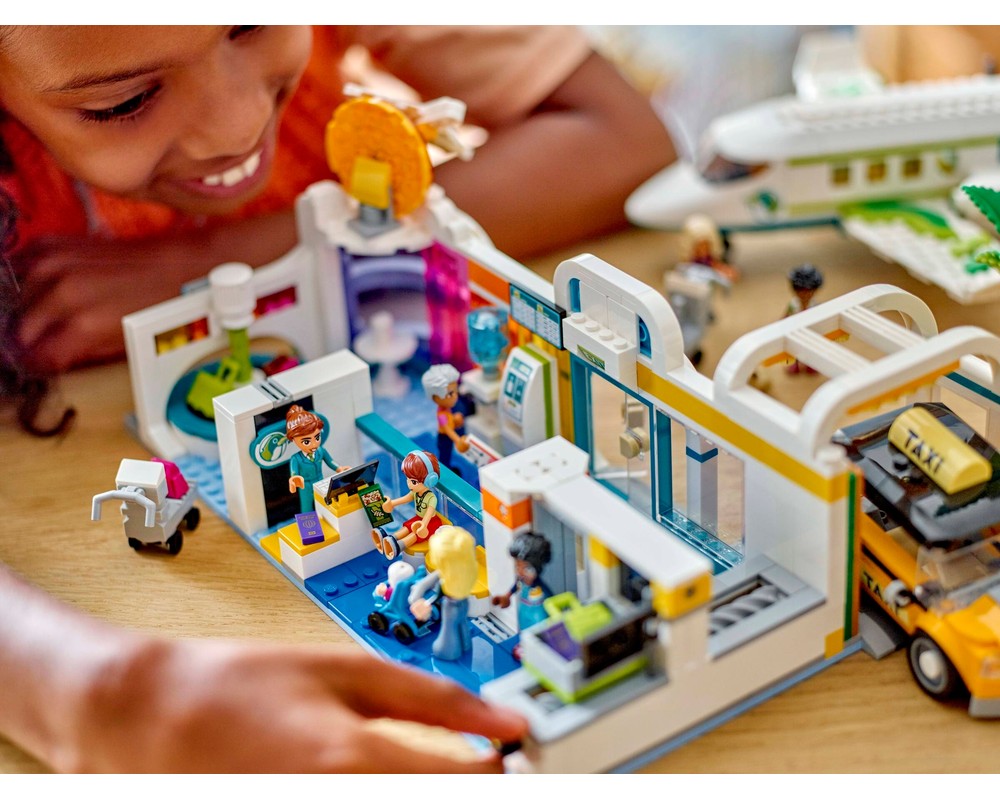 LEGO Set 42656-1 Heartlake City Airport and Airplane (2025 Friends ...