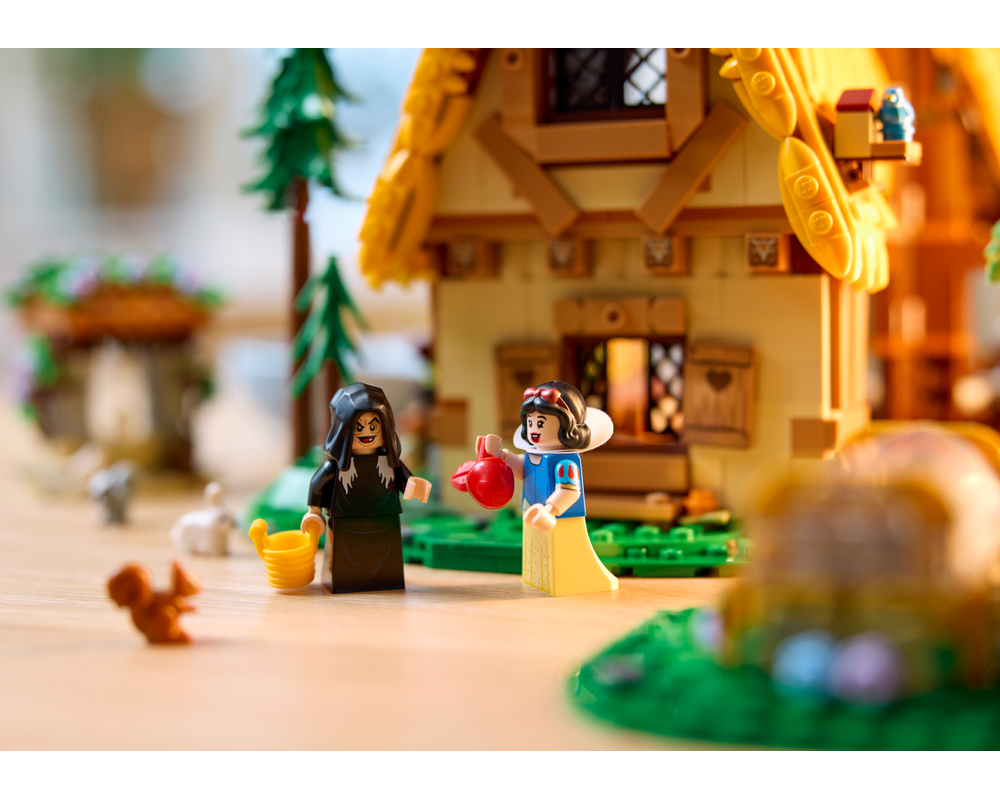 LEGO Set 43242-1 Snow White and the Seven Dwarfs' Cottage