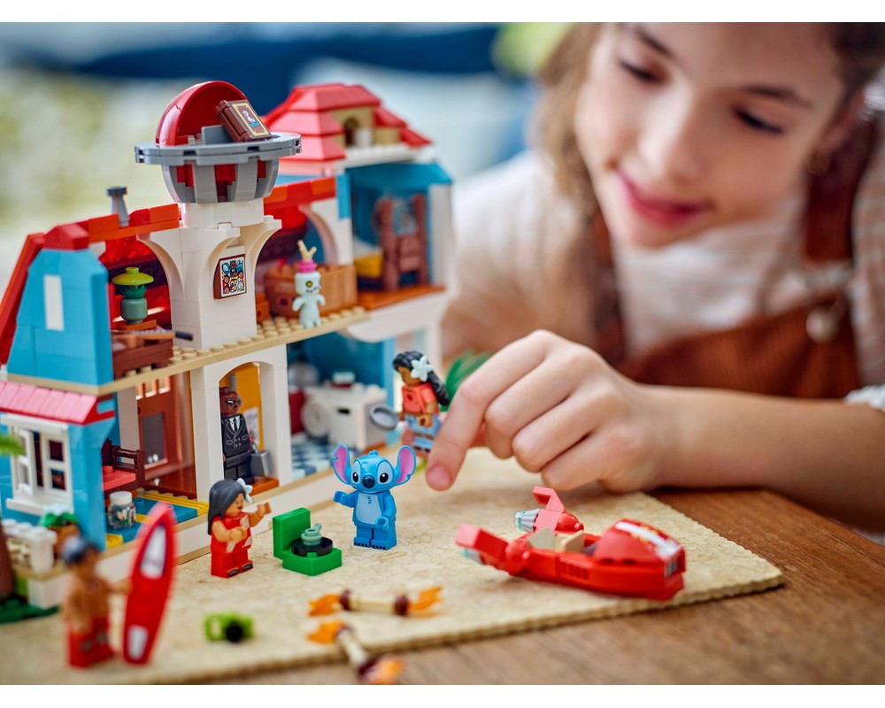 LEGO Set 43268-1 Lilo and Stitch Beach House (2025 Disney ...