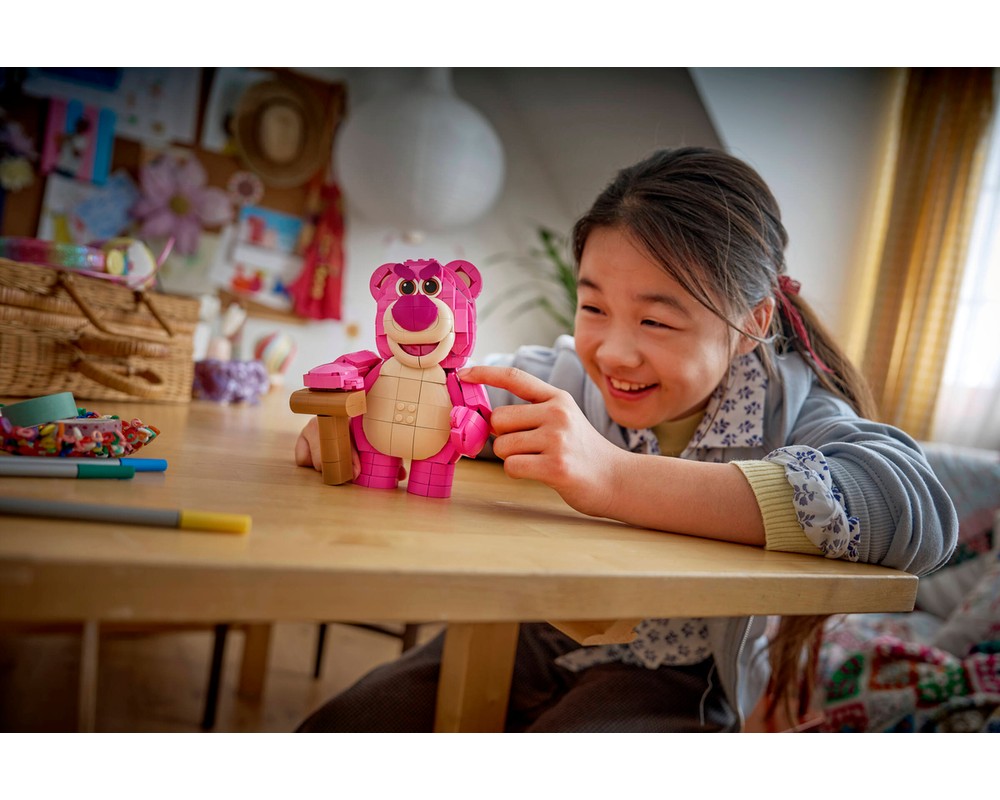 LEGO Set 43306-1 Lotso (2026 Disney > Toy Story) | Rebrickable - Build ...