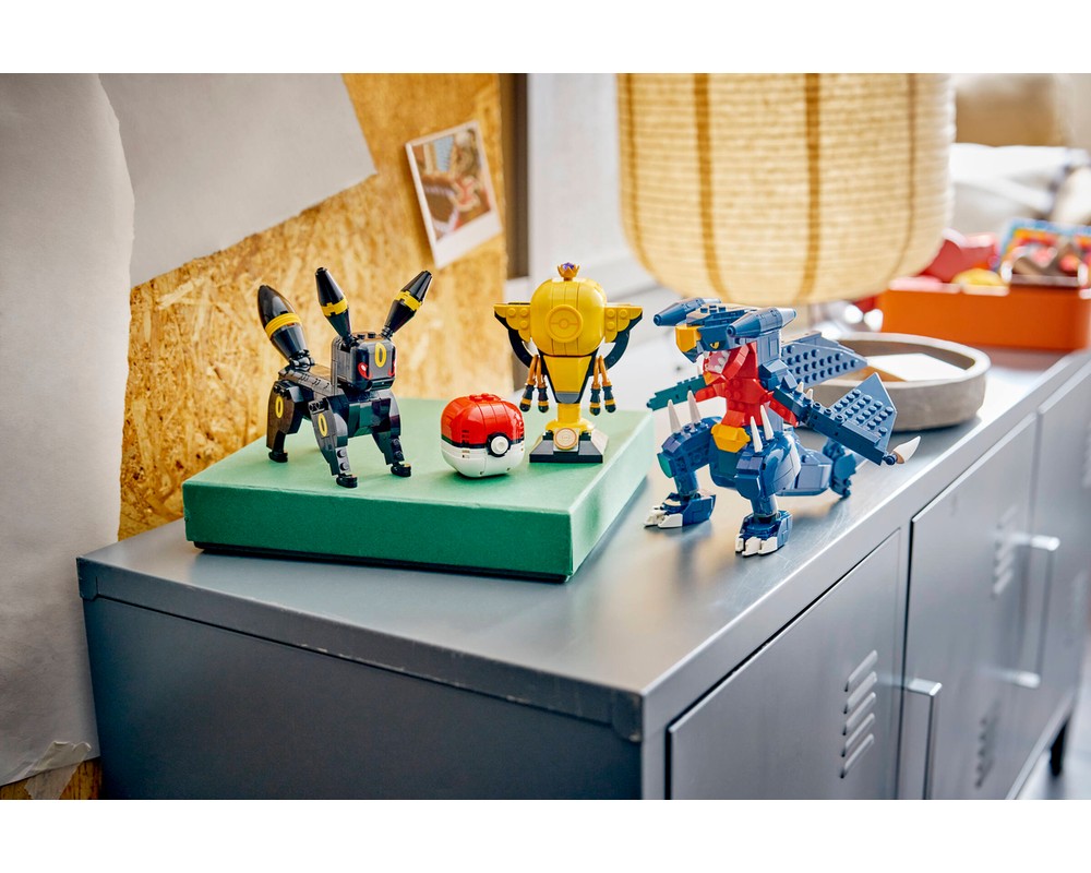 lego-set-72165-1-umbreon-vs-garchomp-championship-battle-2026-pok-mon