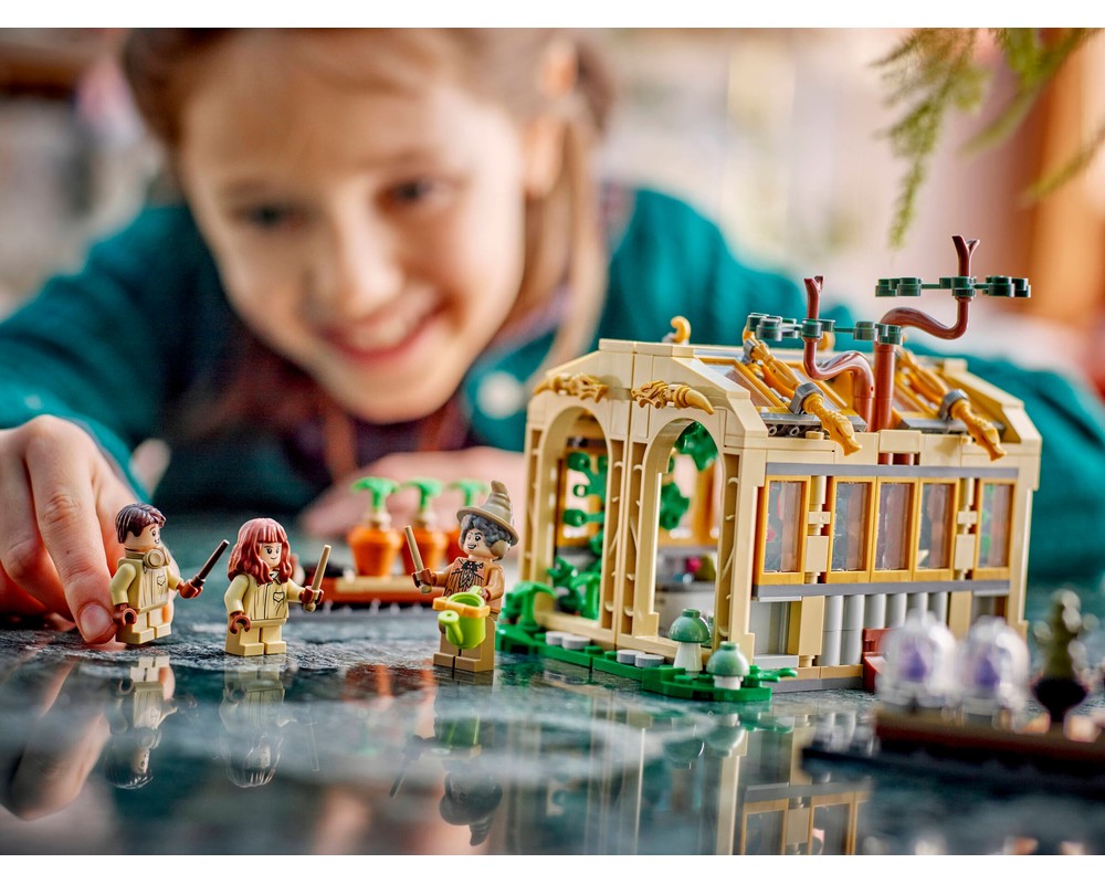 LEGO Set 76445-1 Hogwarts Castle: Herbology Class (2025 Harry Potter ...