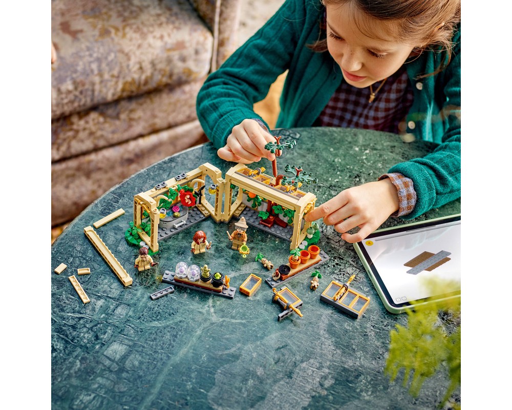LEGO Set 76445-1 Hogwarts Castle: Herbology Class (2025 Harry Potter ...