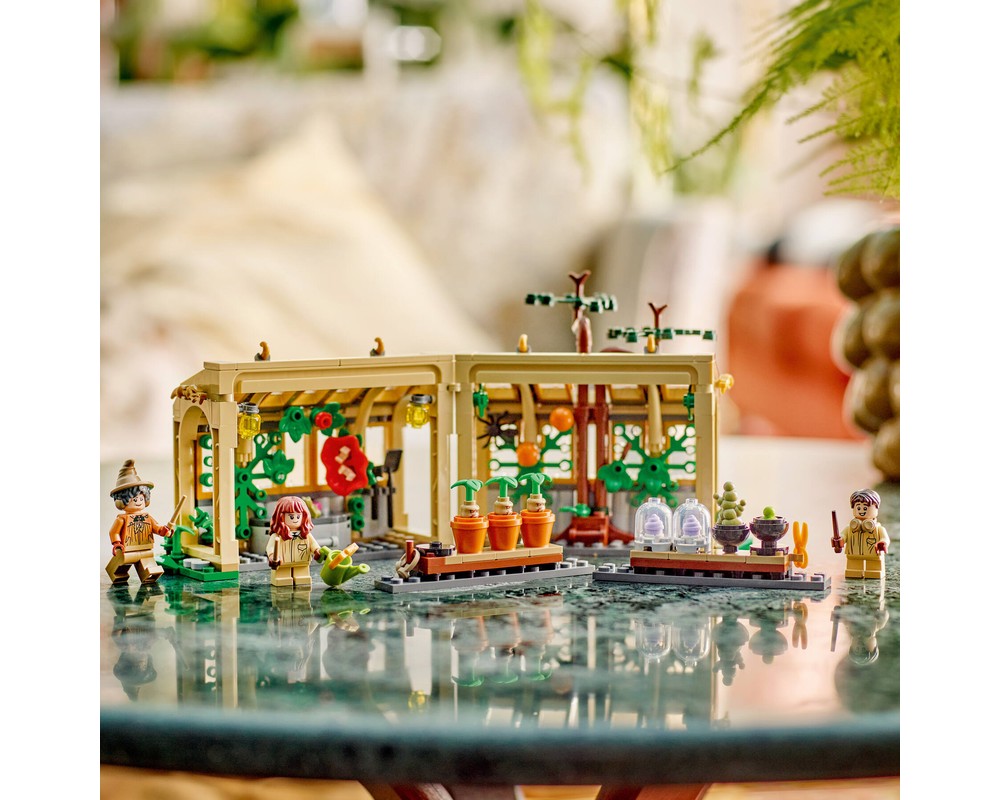 LEGO Set 76445-1 Hogwarts Castle: Herbology Class (2025 Harry Potter ...