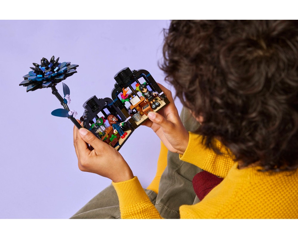 LEGO Set 76784-1 Black Dahlia Flower (2025 Wednesday