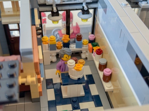 LEGO MOC Clock Cafe - Lego 10255 Assembly Square Alternate
