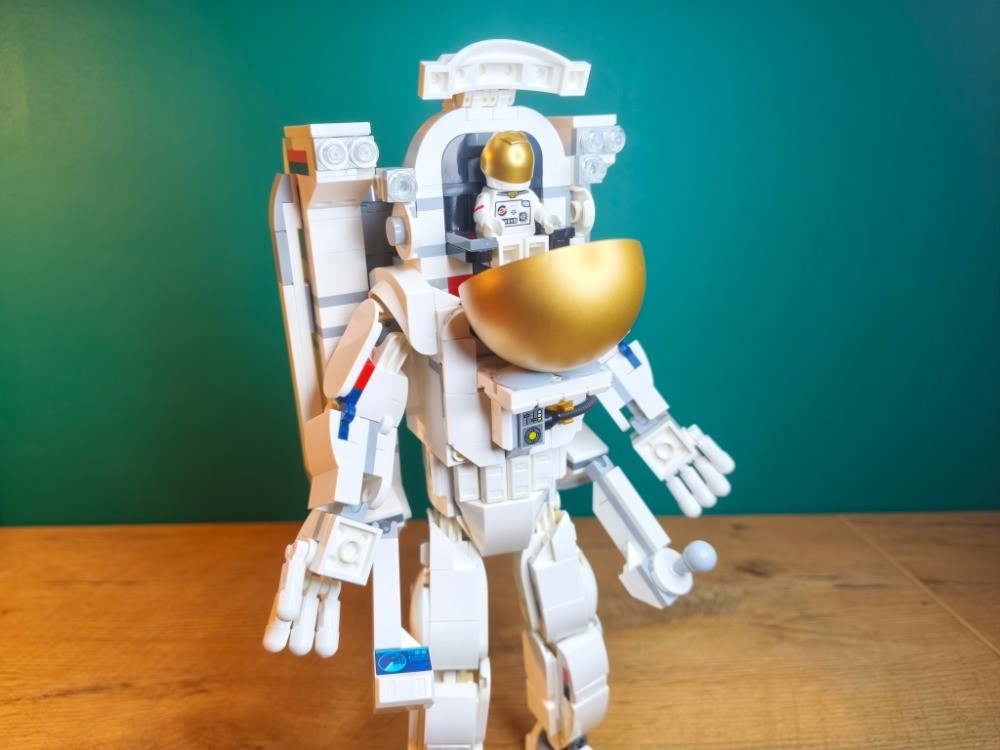 LEGO Set 31152-1 Space Astronaut (2024 Creator > Creator 3-in-1 ...