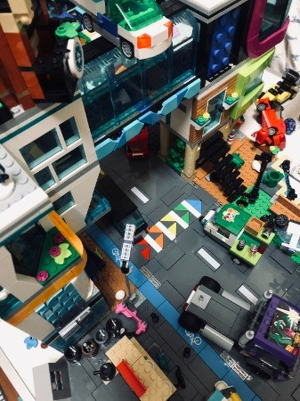 LEGO Set 60380-1 Downtown (2023 City) | Rebrickable - Build with LEGO
