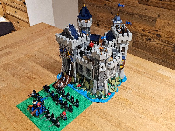 LEGO MOC Falcon Master's Castle by Made With Brix | Rebrickable - Build ...