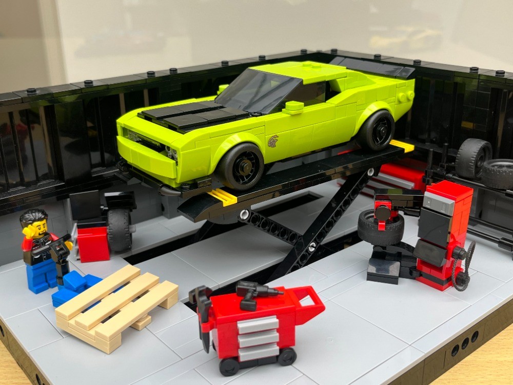 LEGO MOC-262343 Speed Champions Garage [Working Car Lift +
