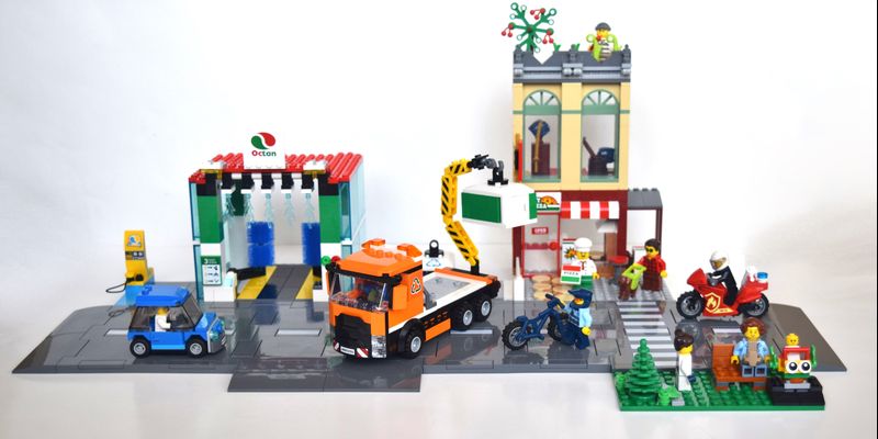 LEGO® CITY Review: 60292 Town Centre and 60306 Shopping Street